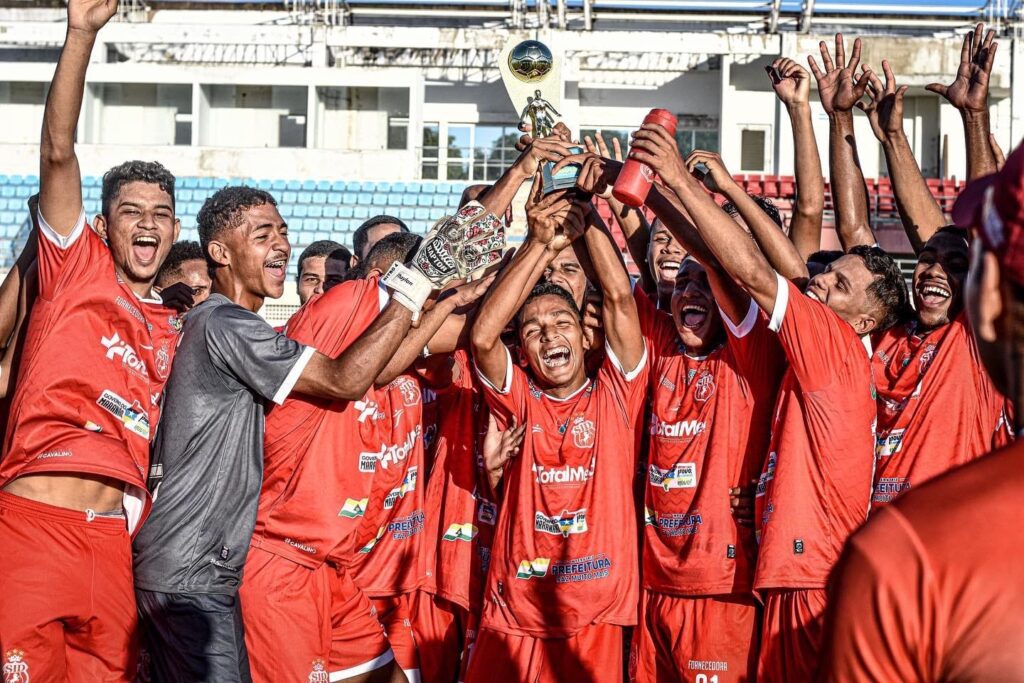 Imperatriz é campeão da Regional Sul da Copa Maranhão Sub 19 e jogadores comemoram com o troféu.