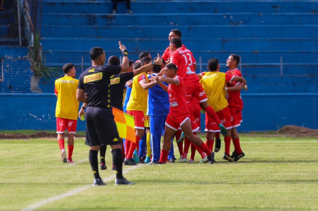 Jogadores do Imperatriz comemoram mais um gol na vitória apoteose por 3 x 0 sobre o Taubaté, na estreia da Copinha São Paulo.
